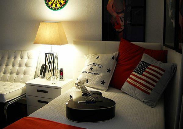 nuorisohuone pojat kitara valkoinen sänky heittää tyynyt