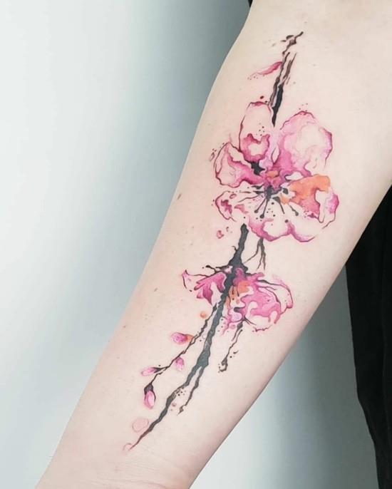 suuri kirsikankukka tatuointi idea kyynärvarren