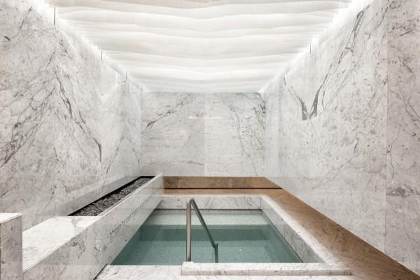 upeat marmoriseinät uima -allas talossa