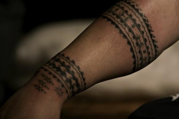 kyynärvarren tatuointi polynesialainen viileä