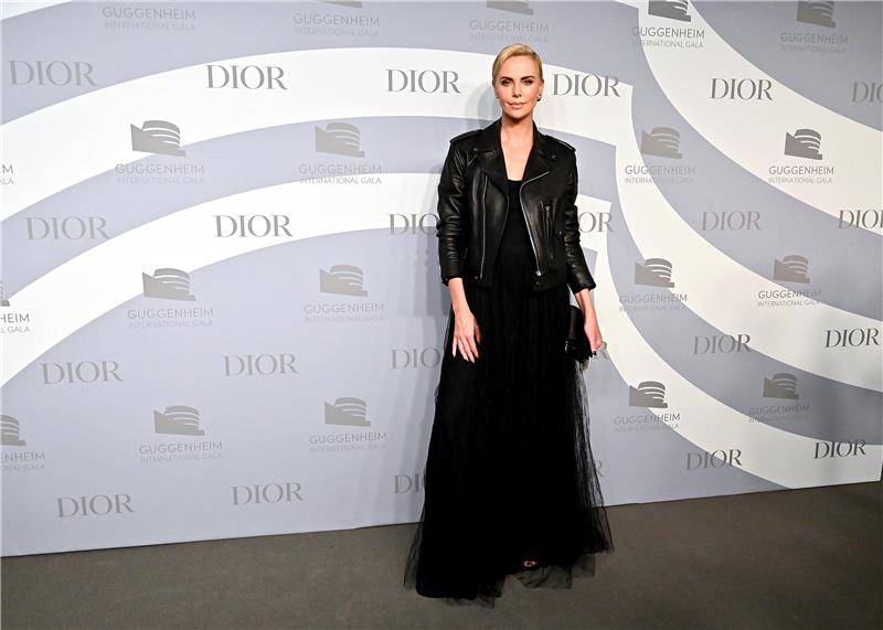 upea musta mekko charlize theron