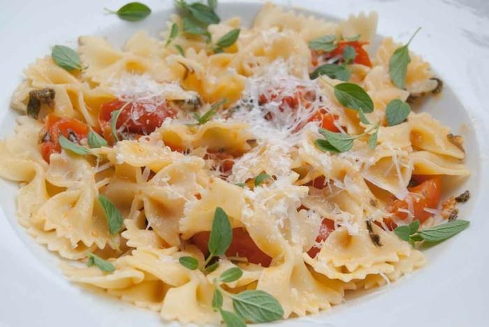 tomaatit terve farfalle basilika parmesaani