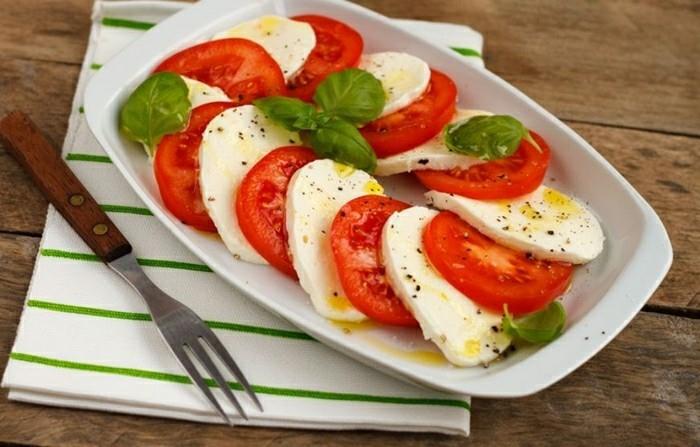 tomaatit terve mozzarella basilika oliiviöljy pippurisalaatti