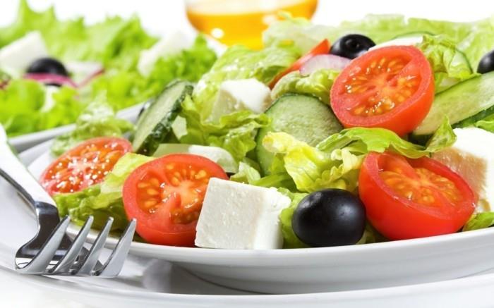tomaatit terveet tomaatit kurkut salaatti oliivit fetajuusto