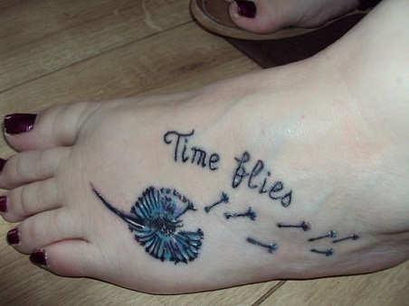 Idő és pitypang tetoválás a lábán
