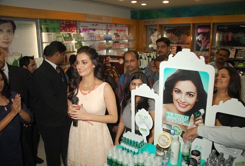 Dia Mirza uden makeup 10