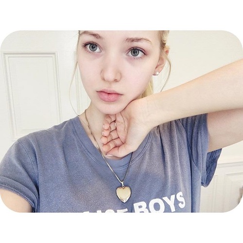 Dove Cameron uden makeup 8