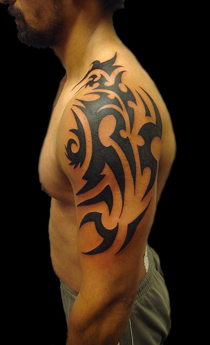 Tribal halværmet tatoveringsdesign