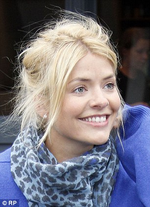 Holly Willoughby Uden Makeup 10