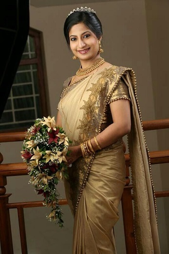 Golden Saree til Christian Bride