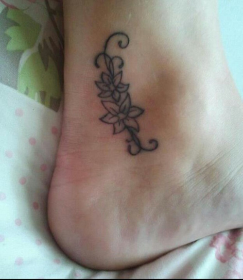 Egyszerű virág boka tetoválás