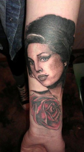 Amy Winehouse rózsás tetoválással