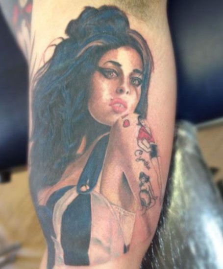 Amy Winehouse arc tetoválása
