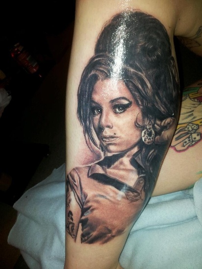Festett Amy Winehouse tetoválás