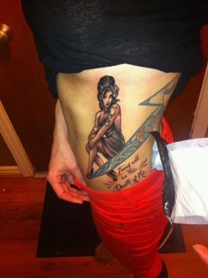 Amy Winehouse tatovering til ben