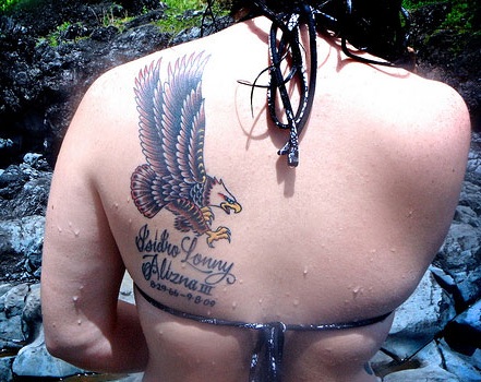 Mennyei sas madár tetoválás a hátán