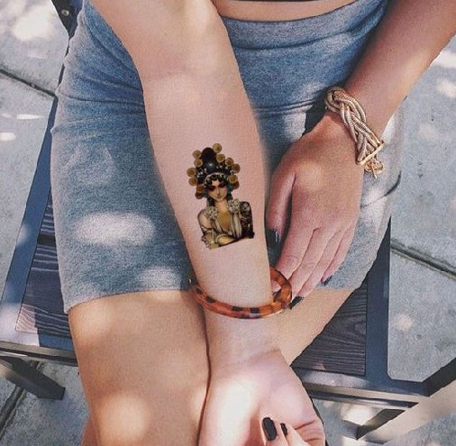 Nő kis azték tetoválással