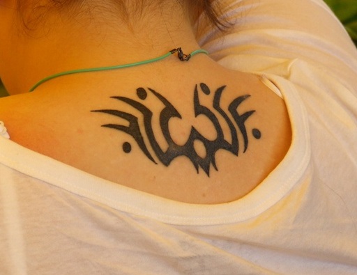 Absztrakt Bat Tattoo Design