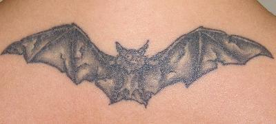 Skraveret Flying Bat Tattoo Design