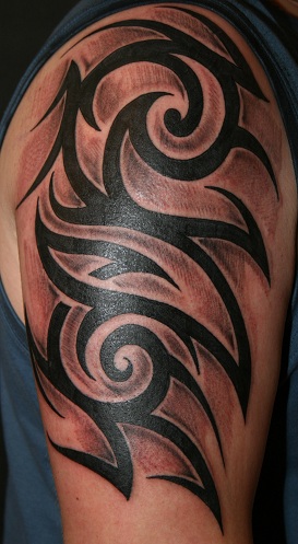 Törzsi láng stílusú kar tetoválás