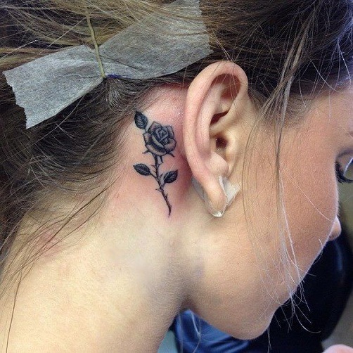 Kis virág, rendes fül tetoválás