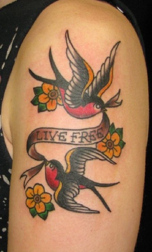 Fed spurve tatovering med et budskab