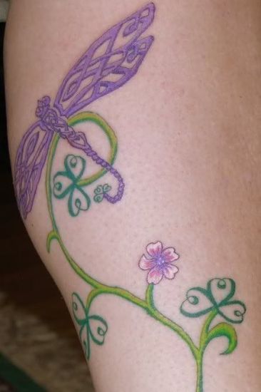 Dragonfly med blomsterprint tatovering