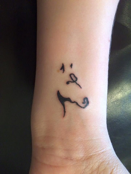 Kis ló tetoválás a csuklón