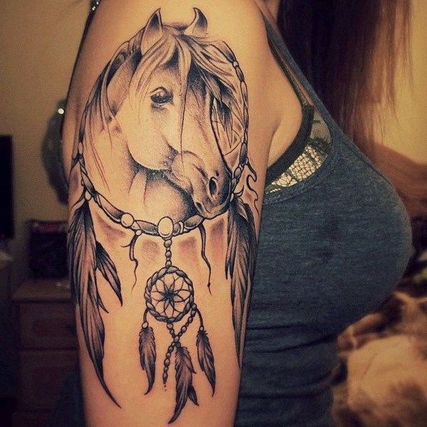 Ló tetoválás a vállán