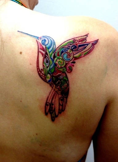 Kolibri tatoveringsdesign på øverste del af ryggen