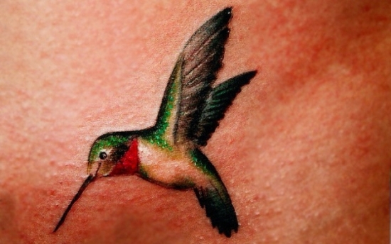 Lille kolibri tatovering på håndleddet