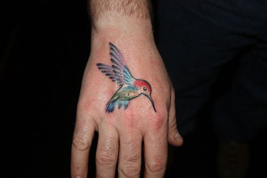 Lille kolibri tatovering på hånden