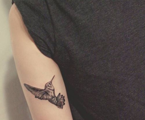 Sød Tricep Hummingbird Tattoo Design