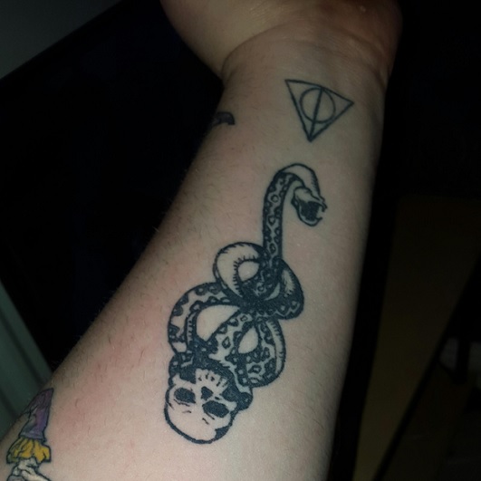 Nagini med Deathly Hallow Tattoo