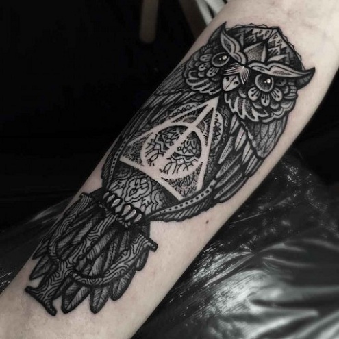 Halál ereklyéi bagoly tetoválással