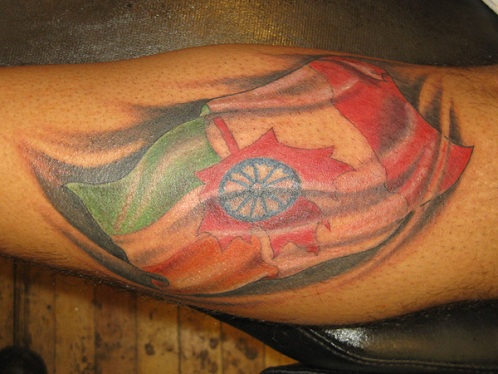 Látványos, barátságos zászló tetoválás