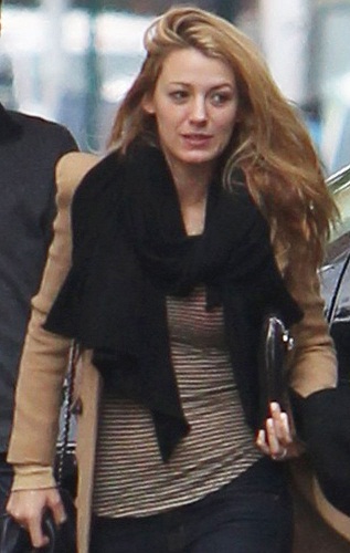 Blake Lively smink nélkül elfoglalt nő