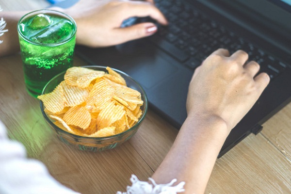 Chips og drikkevarer for at tage på i vægt