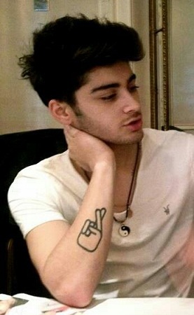 Krydser fingre Zayn Malik Tattoo hånddesign