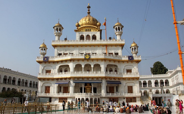 Az Akal Takhat Sahib (a Mindenható Trónja, A halhatatlan trón) a szikh állam központja, és része a Harmandir Sahib (Arany templom) komplexumnak. Az Akal Takht Sahibot Guru Har Gobind Sahib fedte fel 1606. június 15-én. 1606-ban az Akal Takht Sahib épülete egyszintes volt. Az alapkövet maga Guru Har Gobind Sahib tette le, és az egész szerkezetet Baba Buddha és Bhai Gurdas építette. Csak a legmagasabb tiszteletre méltó és felvilágosult szikhek vehettek részt a Takhat Sahib építési folyamatában, a rendes személyzet vagy a kőművesek nem.