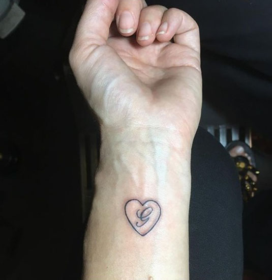 Vonzó G betű tetoválás szívvel