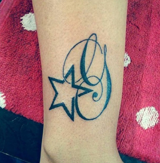 Varázslatos G betűs tetoválás csillaggal