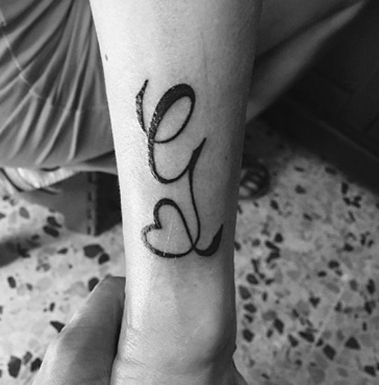 Curvy G Letter Tattoo med et hjerte