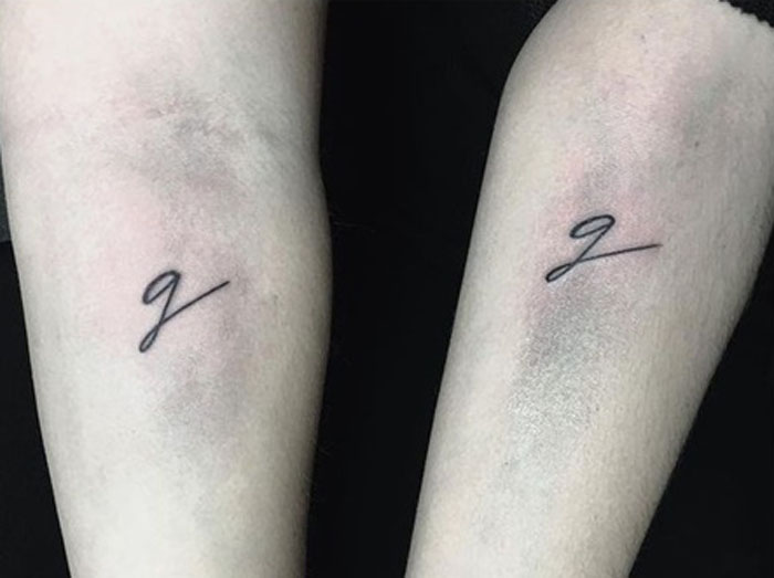 Egyszerű G betűs tetoválás