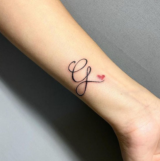 Gyönyörű G betűs tetoválás