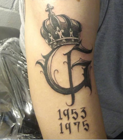 Gótikus G kezdeti tetoválás koronával