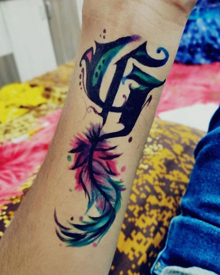 Félkövér G betűs tetoválás a kezén