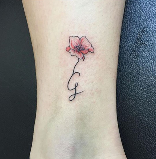 Elragadó virágos G betűs tetoválás tervezés