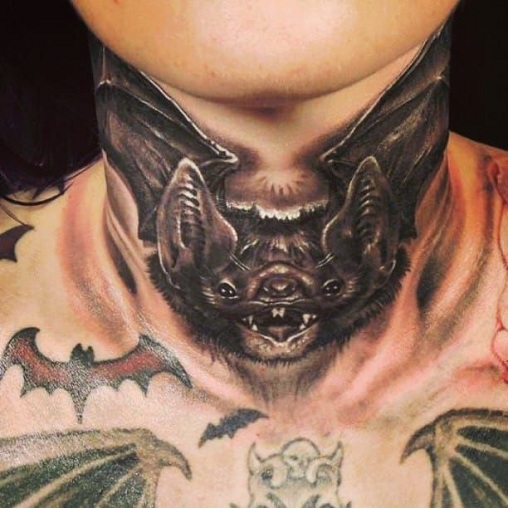 Denevérnyak tetoválás tervezés férfiaknak