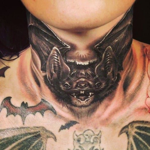 Bat Neck Tattoo Design til mænd